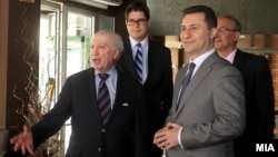 Архивска фотографија: Премиерот Никола Груевски и посредникот на ОН во спорот за името Метју Нимиц на работен ручек во Скопје.