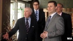 Премиерот Никола Груевски и посредникот Метју Нимиц.