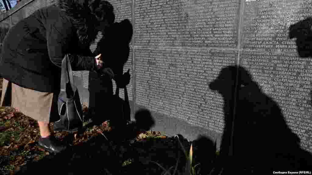 Жена поставя свещ пред мемориала на жертвите на комунизма в София. 1 февруари 1945 г. е известен като &quot;кървавия четвъртък&quot;. Това е денят, в който се е състояло най-масовото произнасяне на смъртни присъди на политици, царски служители, военни и представители на интелиганцията.