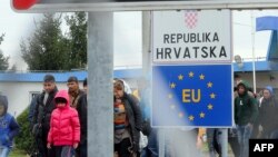 Hungary -- Migrants cross the border at the Hungarian Beremend station, September 30, 2015