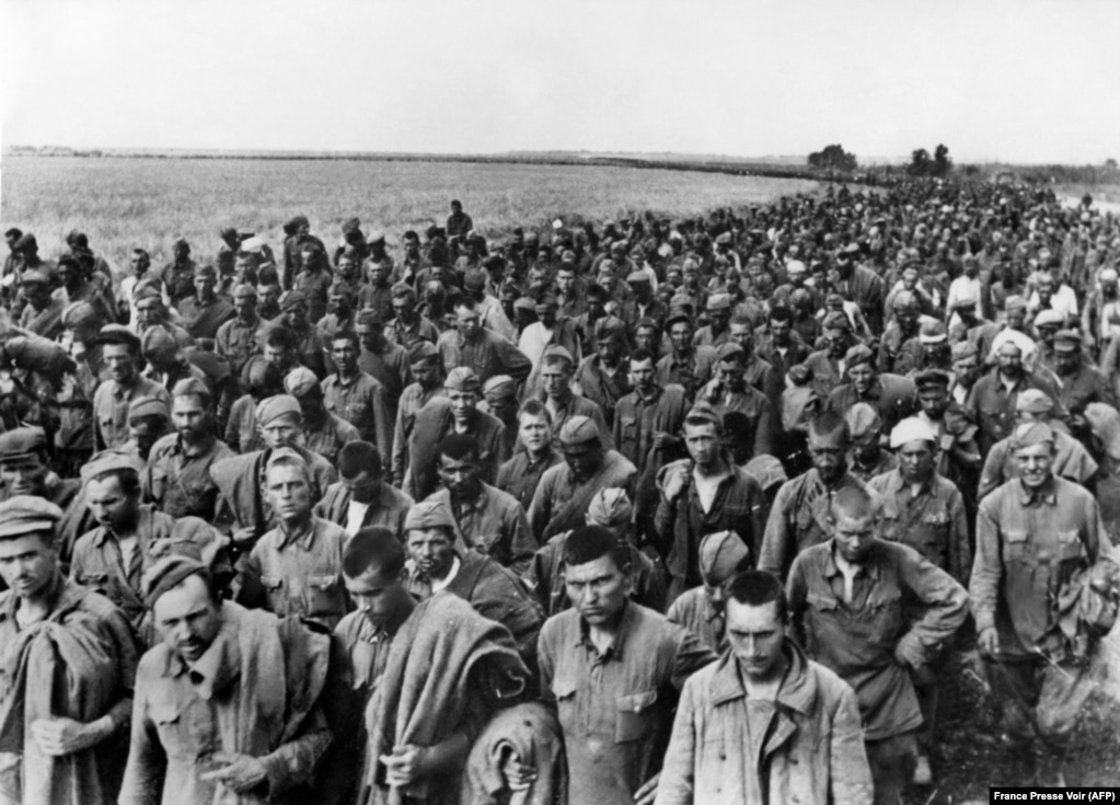 1942-жылы Украинанын түштүгүндө немистердин колуна туткунга түшүп, концлагерге бара жаткан советтик аскерлер. Маалыматтарга караганда 1942-жылы 45 миң советтик жоокер туткунга түшкөн.