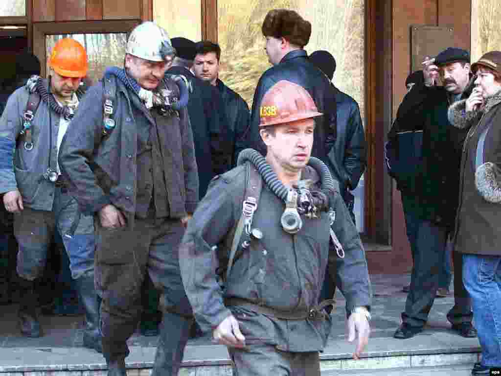 Ukraine -- Rescuer workers pass by miners' relatives at the Zasyadko coal mine in eastern Donetsk, 18Nov2007 - 18 листопада 2007, рятувальники виходять з шахти ім. Засядька в Донецьку, де стався вибух метану і виникла пожежа. Загинув 101 шахтар. 3 грудня на цій самій шахті внаслідок нового вибуху загинуло ще 5 осіб