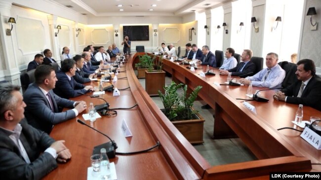 Tryeza e organizuar nga Lidhja Demokratike e Kosovës