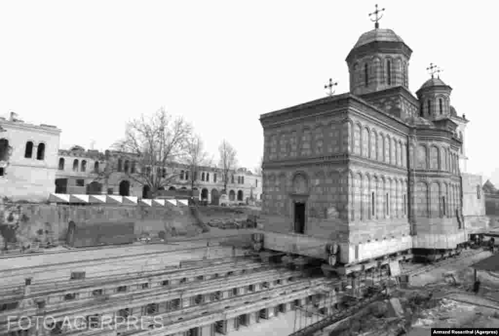 Mutarea bisericii Mihai Voda din Bucuresti în 1985. Autor: ARMAND ROSENTHAL Credit: AGERPRES FOTO/ARHIVA