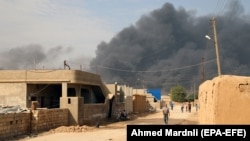 17-nji oktýabrda türk we kürt güýçleriniň arasyndaky söweşiň merkezi hasaplanýan Ras al-Aýn şäherinden goýy tüsse asmana galdy.