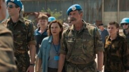 Scena iz filma Quo Vadis, Aida?, koji je na dodeli Felix Awards u večeri 11. decembra 2021. proglašen za najbolji evropski film prošle godine. Priznanje je ponela i reditelja Jasmila Žbanić, te glumica (na slici u sredini) Jasna Đuričić. 