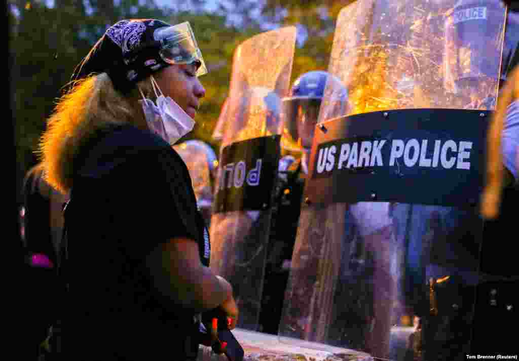 Протестувальниця стоїть перед загоном поліцейських, які захищають парк Лафаєт і пам&rsquo;ятник президентові США Ендрю Джексонові