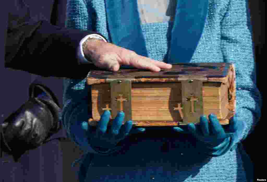 Байден склав присягу на Біблії, яку тримала його дружина Джилл, на Західному фасаді Капітолію у Вашингтоні, США, 20 січня 2021 року