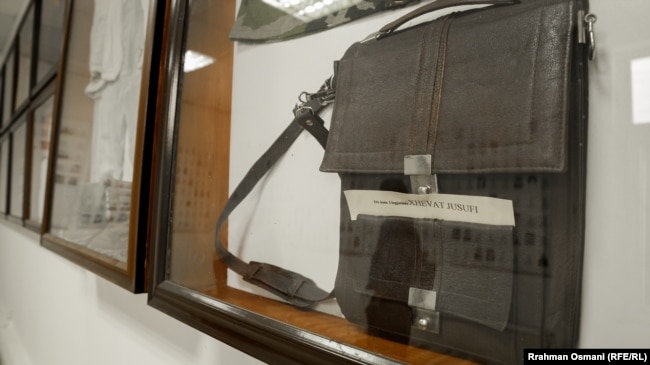 Çanta e Xhevat Jusufit, që ishte i pagjetur nga lufta në Kosovë, në muzeun e qytetit në Mitrovicë të Jugut.