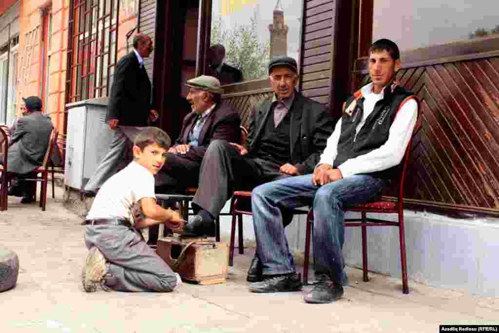 Qars şəhərində yerli insanlarla söhbətləşdik. Onların bu layihədən gözləntiləri nədir? Onların fikrincə reyslərdəki qatarlar onların güzəranına nə kimi dəyişikliklər gətirəcək?