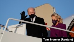 Novoizabrani predsjednik Joe Biden i njegova supruga Jill po dolasku u bazu Andrews u Marylandu