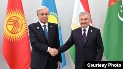 Президенты Узбекистана и Казахстана Шавкат Мирзиёев и Касым-Жомарт Токаев. Ташкент, 16 ноября 2025 года