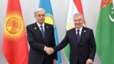 Özbegistanyň we Gazagystanyň prezidentleri Şawkat Mirziýew we Kasymžomart Tokaýew. Daşkent, 2025-nji ýylyň 16-njy noýabry.