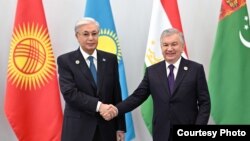 Özbegistanyň we Gazagystanyň prezidentleri Şawkat Mirziýew we Kasymžomart Tokaýew. Daşkent, 2025-nji ýylyň 16-njy noýabry.