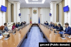 Premierul Alexandru Munteanu și membri ai Guvernului, la întrevederea cu echipa FMI, la încheierea misiunii de consultări în Republica Moldova, 17 decembrie 2025.