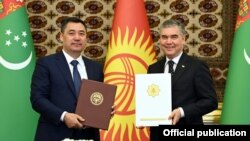 Gyrgyzystanyň prezidenti Sadyr Japarow we Türkmenistanyň prezidenti Gurbanguly Berdimuhamedow