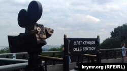 Пам'ятник в Маріїнському парку з прикріпленою до нього табличкою «Олег Сенцов», 13 липня 2017 року