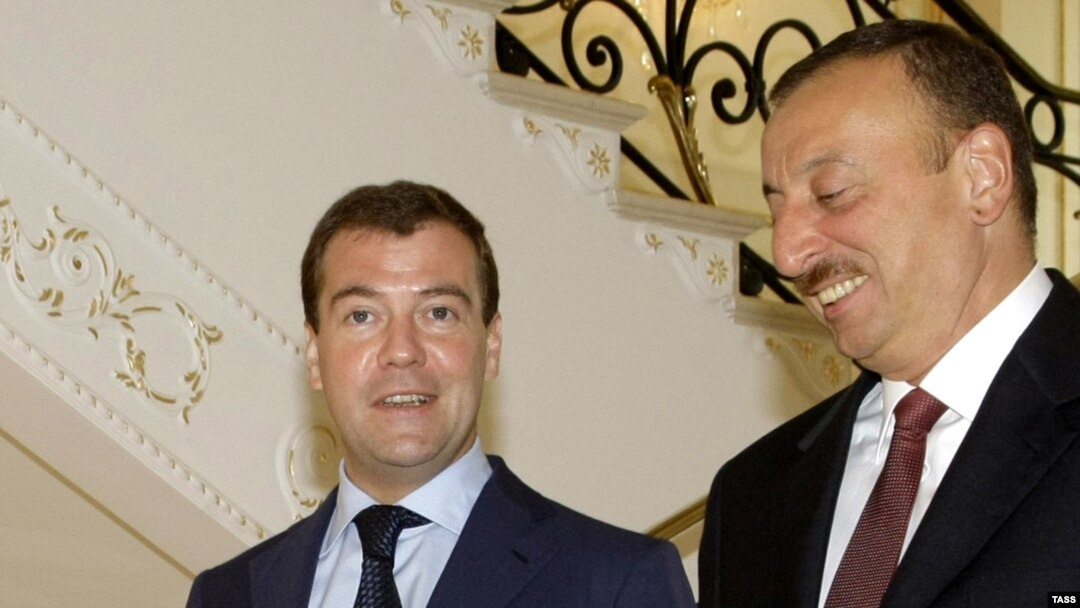 Azerbaijani President Ilham Aliyev (right) with his Russian counterpart Dmitry Medvedev in Baku