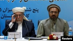 Gulbuddin Hekmatiýaryň wekili Mohammad Amin Karim (s), Owganystanyň hökümetiniň Parahatçylyk geňeşiniň başlygy Sayed Ahmad Gilani (ç), Kabul, 22-ji sentýabr, 2016.