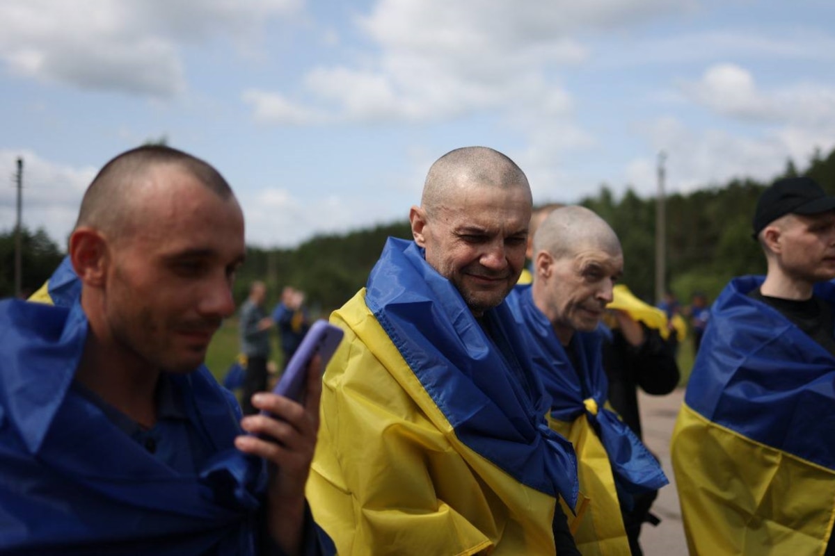 «Це не сон, люба, це реальність»: емоційні моменти зустрічі звільнених з полону бійців (відео)