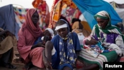 یک خانوادۀ اهل الفاشر که از این شهر گریخته و به اردوگاه آوارگان پناه بردهاند