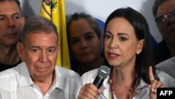 Lidera opoziției, Maria Corina Machado, la o conferință de presă la Caracas, luni dimineață, în compania candidatului prezidențial Edmundo Gonzalez Urrutia. 