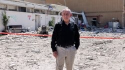 بنیامین نتانیاهو، نخست‌وزیر اسرائیل، در یکی از محل‌هایی که موشک‌های ایران در جنگ ۱۲ روزه به آن اصابت کرد