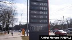 Odată cu începutul crizei din Orientul Mijlociu (28 februarie), prețurile la pompă au crescut cu circa 40 de bani pentru un litru de benzină 95 și aproape un leu pentru un litru de motorină.