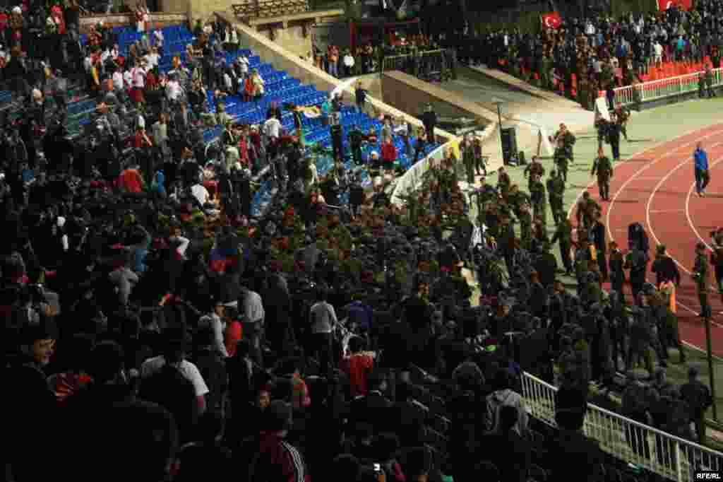 Tribunada savaş, meydanda barış... #15