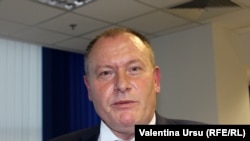 Premierul interimar Aureliu Ciocoi în redacția de la Chișinau a Europei Libere. 