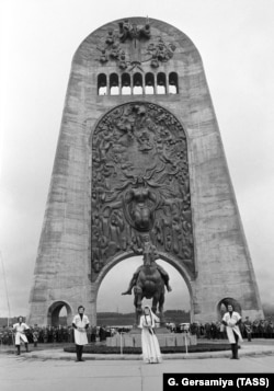 The unveiling of the Memorial of Glory in Kutaisi in 1981, which was headed by a muscular horseback warrior.