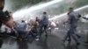 Ҳамлаи пулис ба норозиён дар пойтахти Арманистон (2 ВИДЕО)