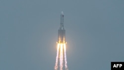 Raketa Long March 5B rocket gjatë nisjes për në hapësirë më 29 prill. 