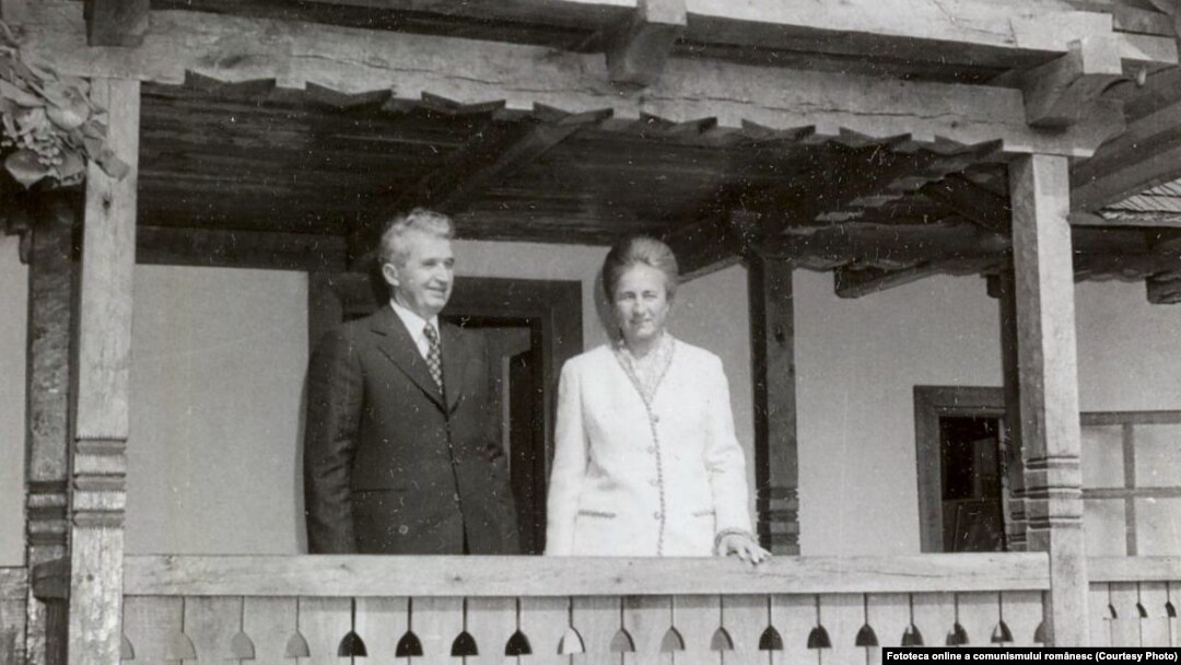 În cerdacul casei bătrânești de la Scornicești, cu ocazia celei de-a 400-a aniversări a comunei. (22 IX.1979) Sursa. Fototeca online a comunismului românesc; cota: 1/1979