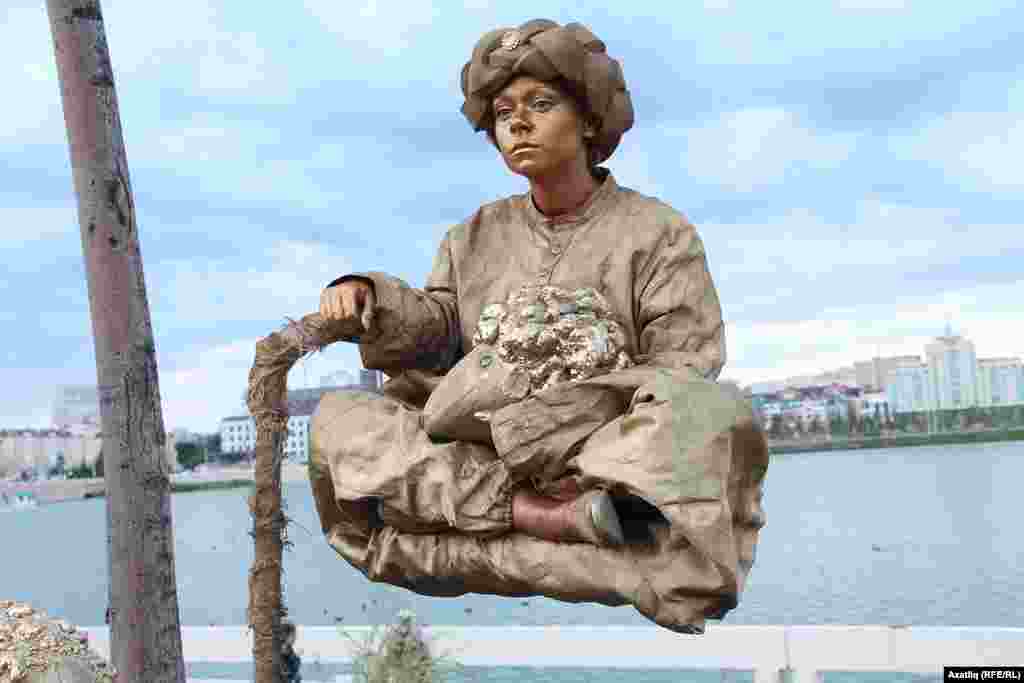 Киселгән сарык башын тоткан малай