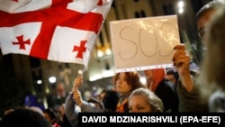 Gruzijski san je odnio pobjedu sa skoro 54 posto glasova, što je navelo hiljade ljudi da protestuju zbog izbornog rezultata, za koji kažu da je izmanipulisala vladajuća stranka taktikom u ruskom stilu, Tbilisi, 28. oktobar 2024.