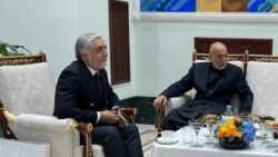 رئیس شورای عالی مصالحۀ ملی افغانستان (چپ) همراه با حامد کرزی رئیس جمهور پیشین افغانستان