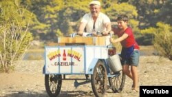 Yüksel Aksunun çəkdiyi "İftarlik Gazoz" filmindən bir səhnə