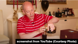 Дмитро Гордон випиває бальзам, подарований у серпні 2020 року Олександром Лукашенком