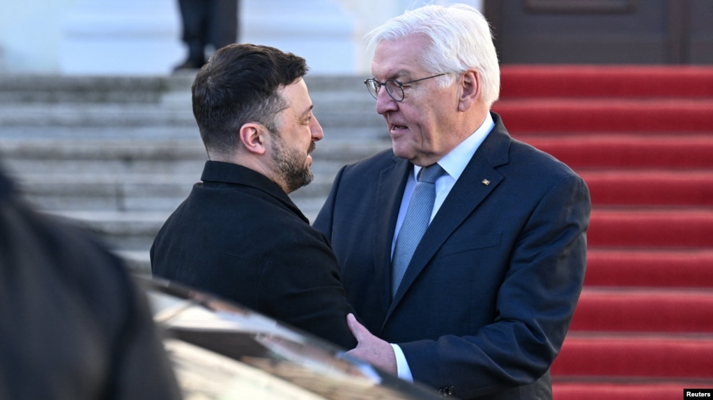 Президент Німеччини Франк-Вальтер Штайнмаєр вітає президента України Володимира Зеленського у палаці Бельвю в Берліні, Німеччина, 15 грудня 2025 року