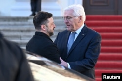 Președintele german Frank-Walter Steinmeier (dreapta) îl întâmpină pe președintele ucrainean Volodimir Zelenski la Palatul Bellevue din Berlin, Germania, 15 decembrie 2025