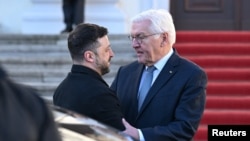 Володимир Зеленський вже прибув на зустріч із президентом Німеччини Франком-Вальтером Штайнмаєром (ліворуч)