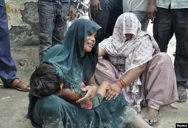 Një grua ngushëllohet teksa vajton pasi djali i saj vdiq nga ikja në rrëmujë në një festival fetar në Indi, 2 korrik 2024.