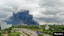 Shtëllunga tymi shihen pas sulmeve ukrainase në një rafineri nafte në Moskë më 18 qershor 2026.