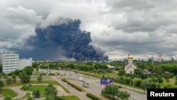 Incendiu de proporții la rafinăria Kapotna, în urma unui atac ucrainean cu drone, în iunie 2026. Rafinăria acoperă aproape jumătate din necesarul de benzină și motorină al regiunii Moscovei și până la 70% din necesarul de combustibil pentru aviație.