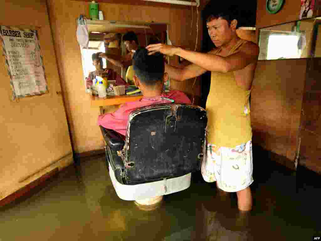Затопленная парикмахерская в Маниле, Филиппины