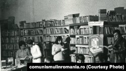 1972. Biblioteca comunală din Cobadin, județul Constanța. Sursa:comunismulinromania.ro (MNIR)