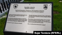 Pllaka përkujtimore tek varri i Heroit të Kosovës, Afrim Bunjaku.