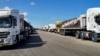 Kamionët me ndihma në Egjipt, pranë pikëaklimit në Rafah. 14 tetor 2025.