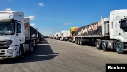 Kamionët me ndihma në Egjipt, pranë pikëaklimit në Rafah. 14 tetor 2025.